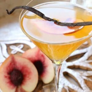 Vanilla Peach Cosmopolitan Cocktail | A Delicious Fall Cocktail Recipe