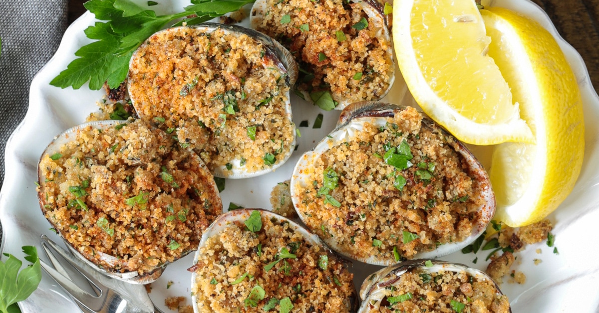 https://www.mantitlement.com/wp-content/uploads/2023/06/baked-clams-recipe-horizontal.jpeg