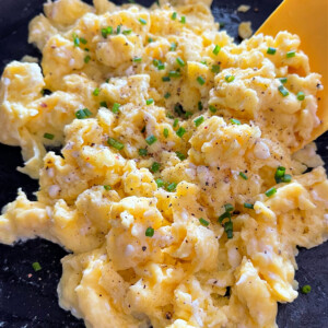scrambled eggs in pan with chives