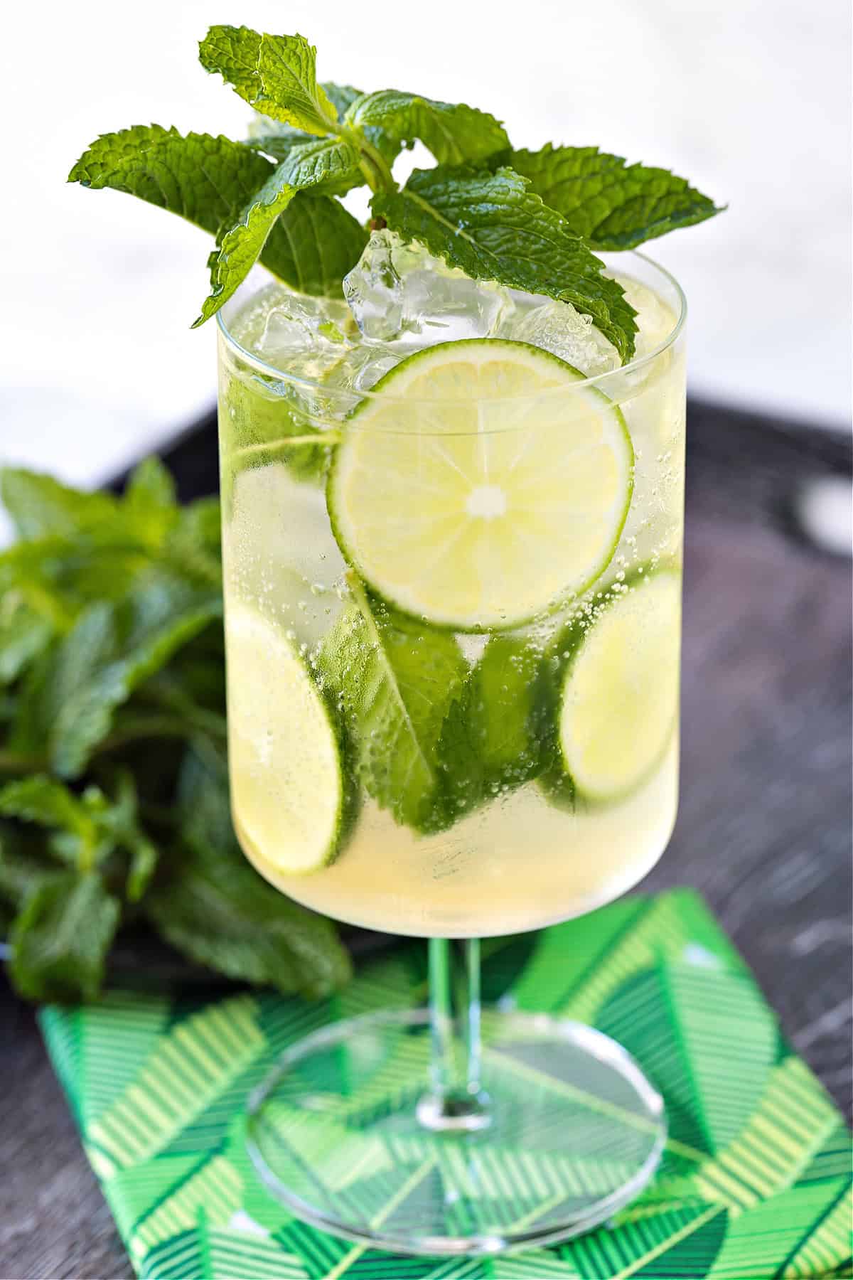 prosecco cocktail with mint and limes