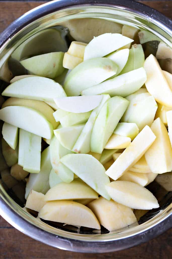 peeled, sliced apples in a bowl